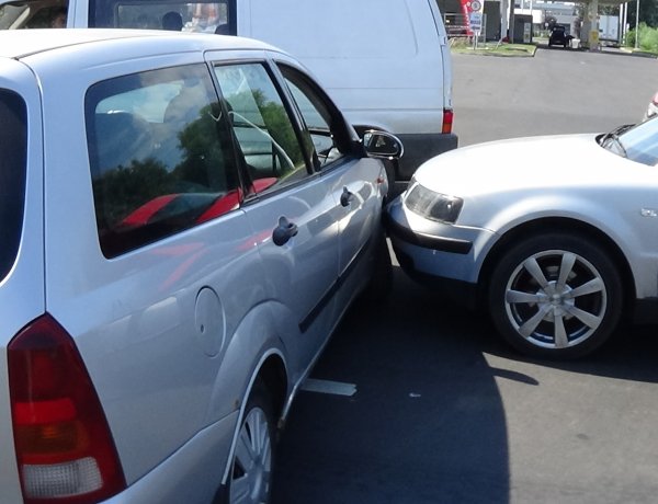 Jelentős anyagi kárral járó baleset történt szerda délután a Törzs utcán