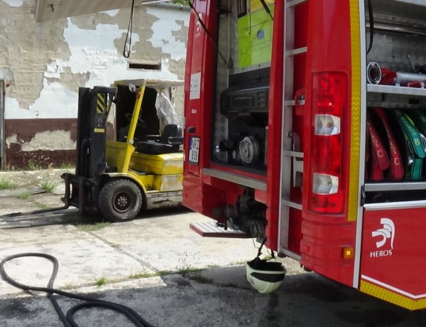 Feketeszénnel teli zsákok égtek egy Simai úti raktárépületben ma délután Nyíregyházán