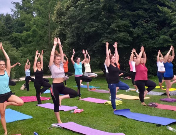 Újra érvényes a felhívás: jógázz velünk Nyíregyháza legszebb parkjában!