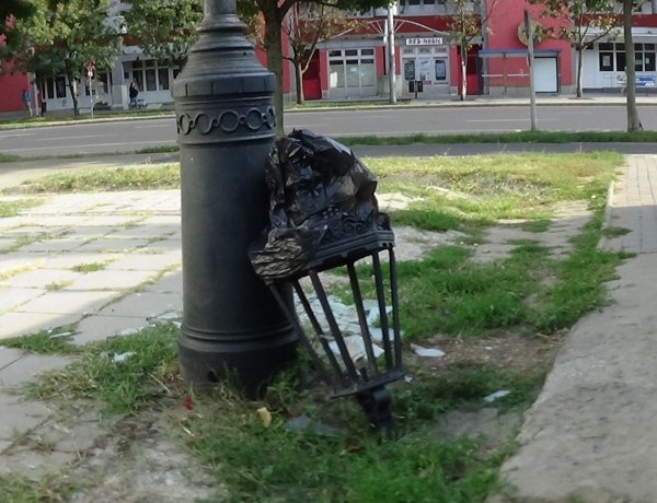 Kandelábert tört ki egy autós a Vay Ádám körúton péntek délután