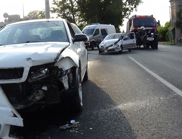 Baleset történt a Család és az Orosi út csomópontjában – Egy sérült kórházban