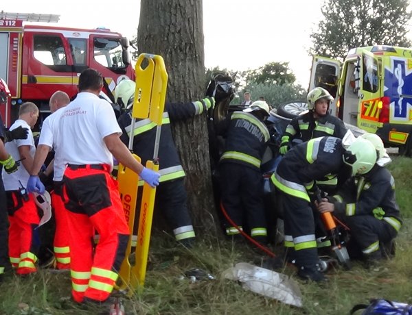 Életveszélyes sérülésekkel szállították kórházba a 38-as főúton balesetező sofőrt
