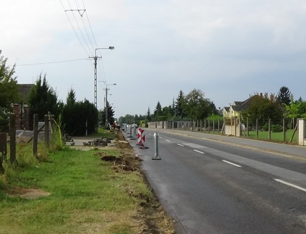 Új szegélykövet kap a Korányi út kivezető szakasza – Zajlanak a munkálatok