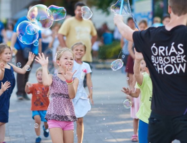 Óriás buborékok a VIDOR legkisebbjeinek – Fényképes összefoglaló a keddi napról