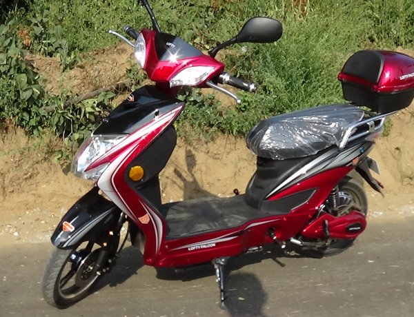 Elektromos kerékpárosnak tolatott egy haszonjármű a Kállói úton