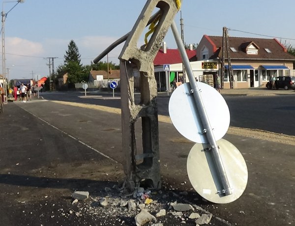 Villanyoszlopnak tolatott egy teherautó kedd délután a Kállói úton