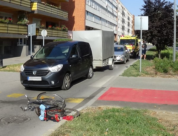 Kerékpárost gázoltak az Arany János utcán: a nő megsérült, kórházba szállították