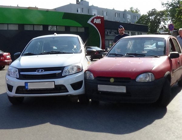 Kígyó utcai bevásárlóközpont parkolójában ütközött két személygépkocsi