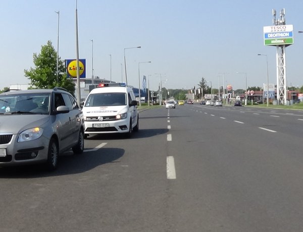 Nyergesvontatóról lehulló kavics törte be egy jármű szélvédőjét a Pazonyi úton