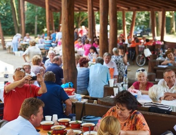 Nyugdíjasok számára szerveztek főzőversenyt az Erdei Tornapályán