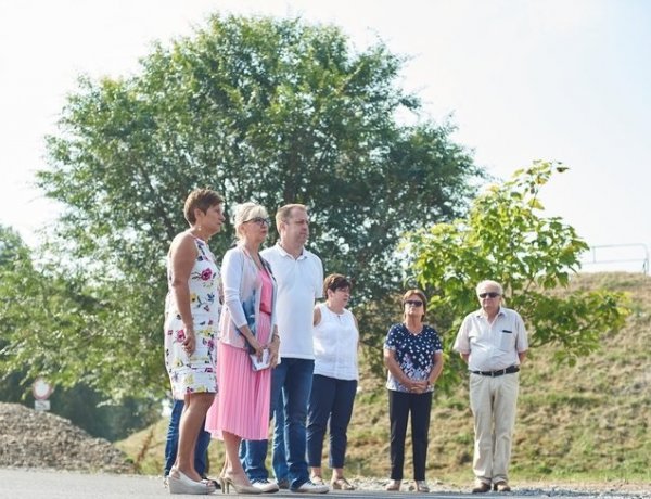 Szükségszerű fejlesztés; 70 méter aszfaltutat adtak át csütörtök délelőtt a Nád utcán