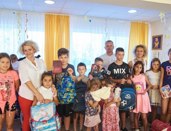 Fenntartható iskolakezdés – 40 adományozó 200 ajándékát adták át a rászoruló gyerekeknek