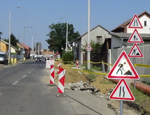 Forgalomkorlátozás – Hírközlési kábelt fektetnek a  Serház, a Hatház és a Kígyó utcákig