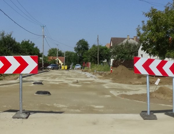 Útkialakítási munkálatok zajlanak a Rókabokori és a Bottyán János utca kereszteződésében 