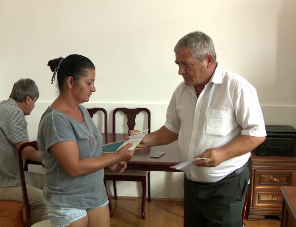 Jelképes adománnyal segíti a rászorulókat az LMP az iskolakezdésnél