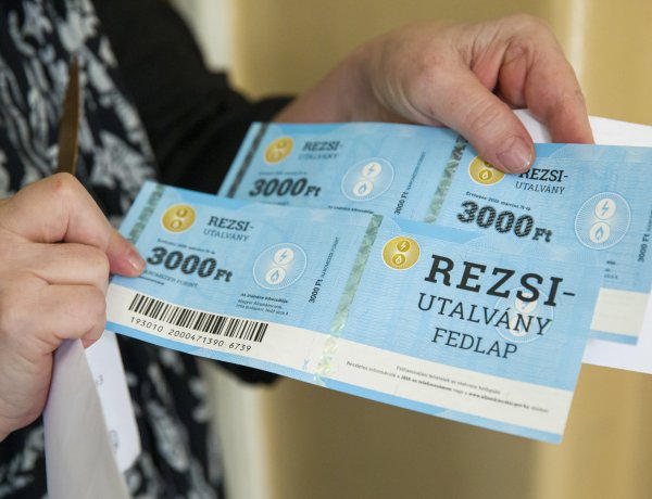 Megkezdődött a rezsiutalványok postai kézbesítése a nyugdíjasoknak