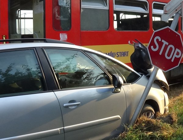 Vonattal ütközött egy személygépkocsi a Lapály utcai vasúti átjárónál – Fotók!