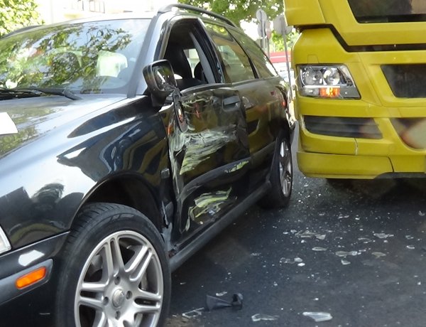 Jelentős anyagi kárral járó baleset lassította hétfő reggel az Északi körút forgalmát