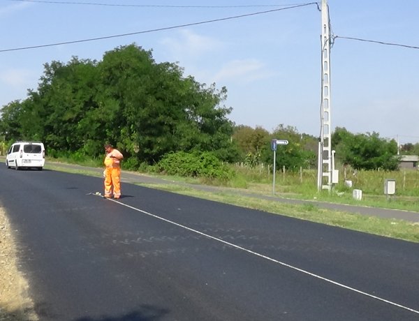 Burkolati jeleket festenek a Westsik Vilmos úton Nyíregyháza és Nyírszőlős között
