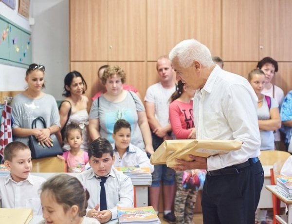 Tanszercsomagot kaptak az első tanítási napon a nyíregyházi alsós általános iskolások