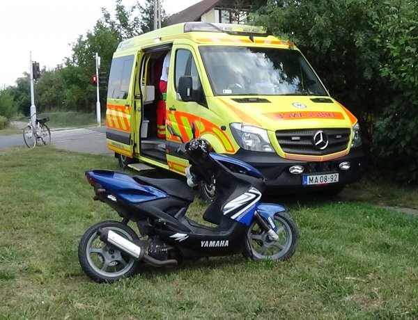 Álló személygépkocsi hátuljának csapódott egy motoros, kórházba szállították