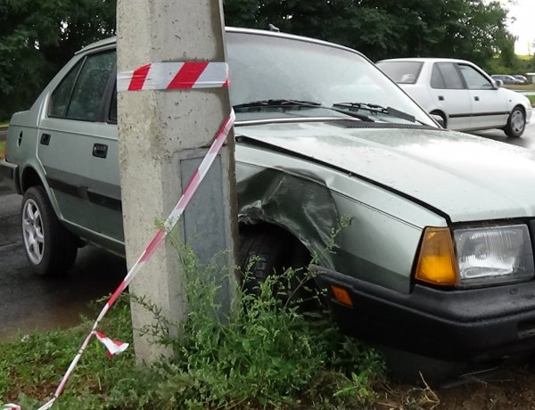 Villanyoszlopnak ütközött egy autó kedd este a Törzs utcán, jelentős az anyagi kár