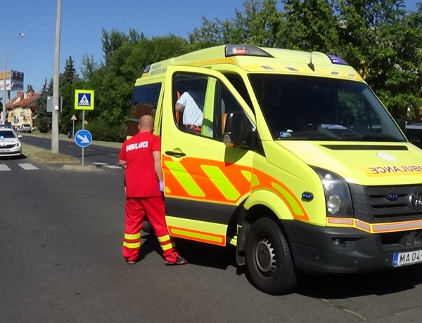 Egy sérültje van a Szegfű utcán történt ráfutásos balesetnek