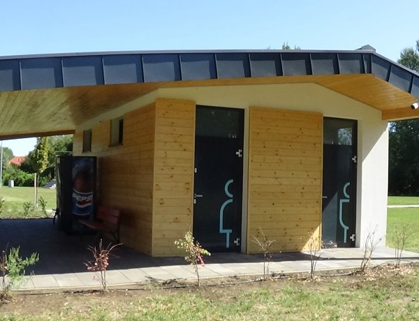 Rongálás a Bujtosi Városliget mosdójában: keresik az elkövetőt