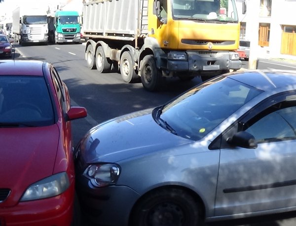 Jelentős az anyagi kár: baleset történt szerda délután a Mező utcán