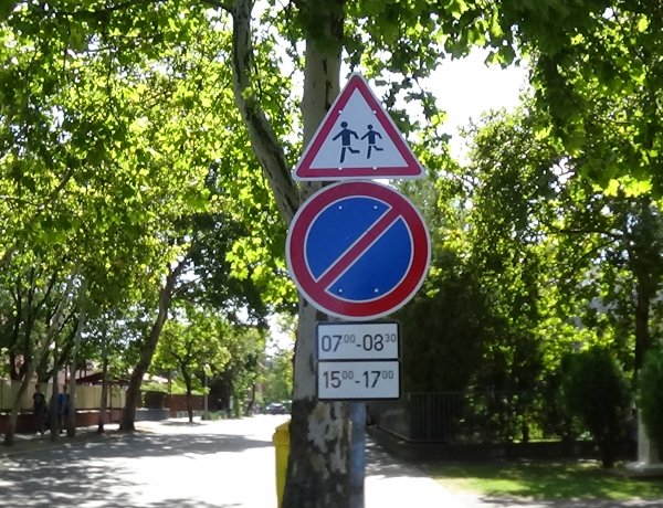 Több oktatási intézménynél könnyítik a szülők autóval való megállását Nyíregyházán