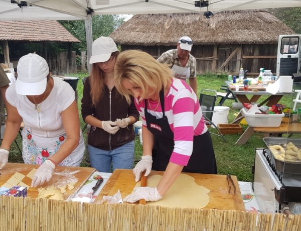 A régi Magyarország ízei - 25 csapat kínál hagyományos ételeket a múzeumfaluban