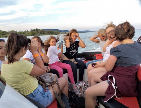 Szigligeten a kertvárosi iskola diákjai – Izgalmas programok csodálatos környezetben