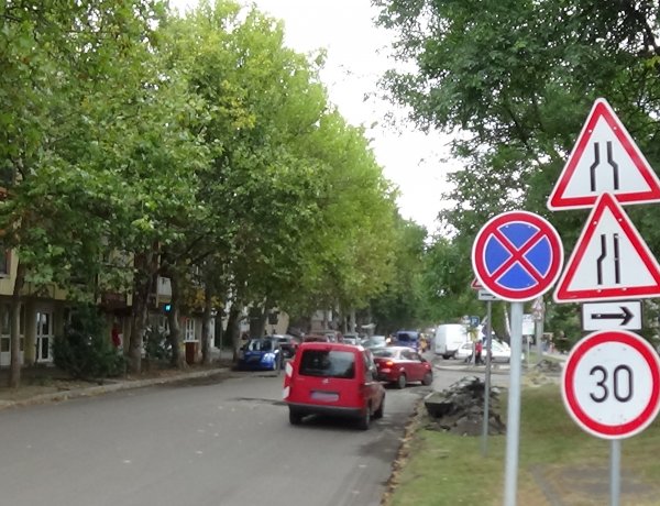 A közműfedelek szintbe helyezésén dolgoznak a Vasvári Pál utcán