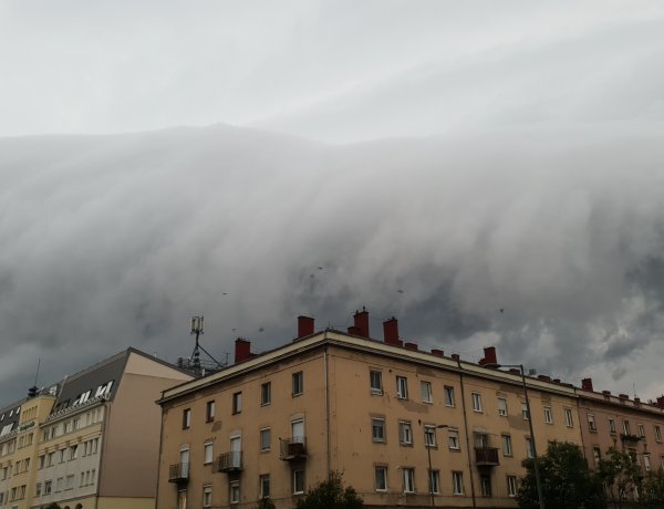 Olvasói fotók – Látványos viharfelhők kíséretében érkezett a délutáni eső Nyíregyházára