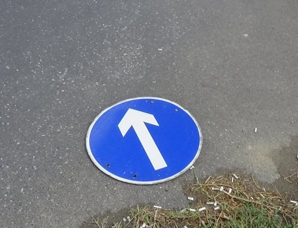 Több KRESZ táblát is megrongáltak az elmúlt 24 órában Nyíregyházán