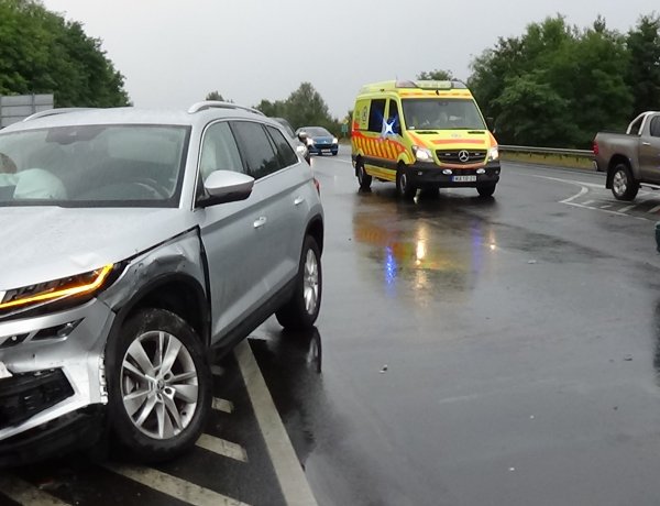 Egy terepjáró és személygépkocsi ütközött az M3-as lehajtójánál, egy személy kórházban