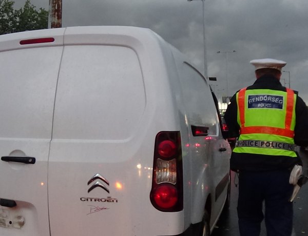 Több baleset is történt az eső miatt hirtelen csúszóssá váló utakon hétfőn