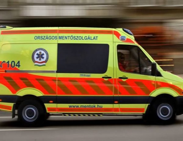 Személygépkocsi csapódott árokba Pusztadobosnál, három személyt kórházba szállítottak