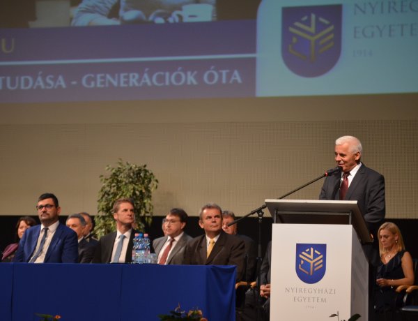 Eskütétel és jubileumi diplomások a Nyíregyházi Egyetem tanévnyitóján