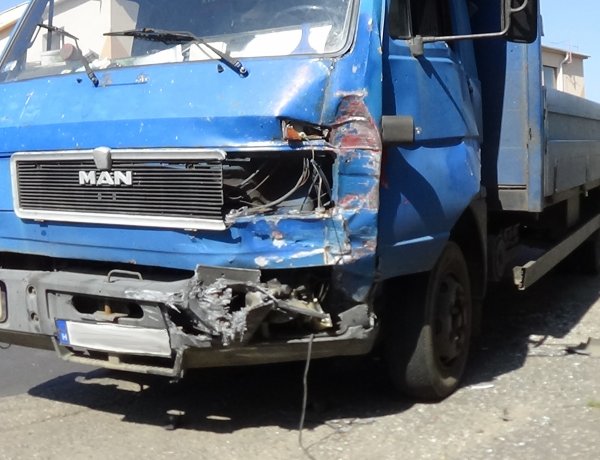 Totálkárosra törtek – Két személy megsérült a Simai úton történt balesetben