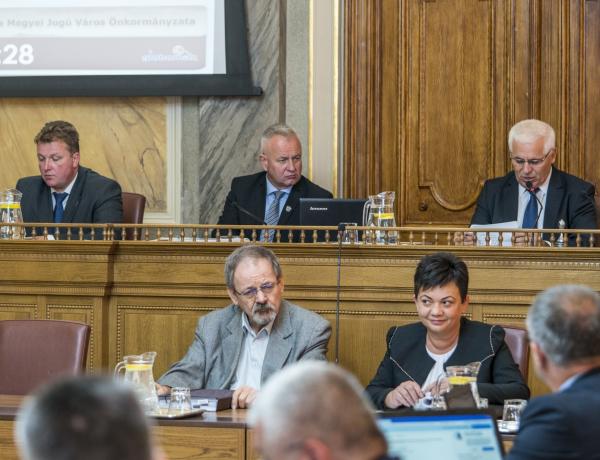 Újabb köztérfigyelő kamerák a belvárosban és folytatódik a Modern Városok Program