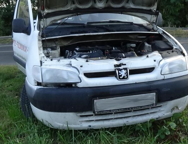 Kigyulladt egy kisteherautó a Kállói úton, a helyszínen lévők oltották el a lángokat