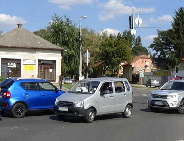 Baleset történt péntek délelőtt az Orosi úton, egy személy kórházban