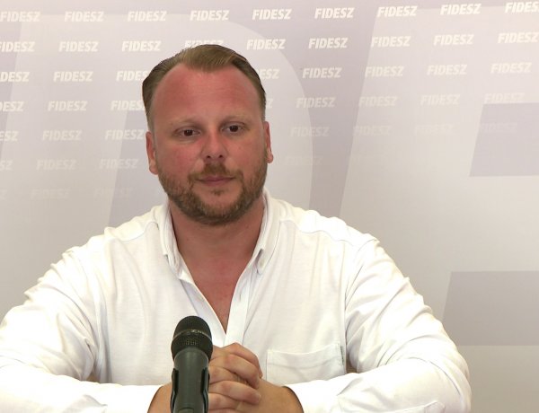 Törvénysértően szórta tele plakáttal az ellenzék a várost a Fidesz helyi alelnöke szerint