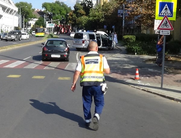 Két kerékpáros ütközött össze a belváros egyik gyalogátkelőhelyénél