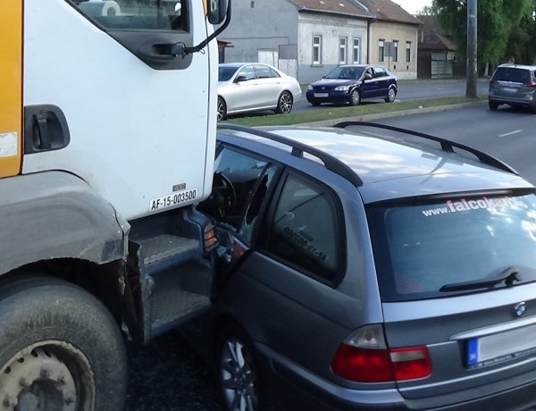 Jelentős anyagi kárral járó baleset történt a Liliom és a László utca csomópontjánál