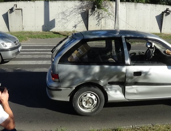 Jelentős anyagi kárral járó baleset történt a Korányi Frigyes utcán