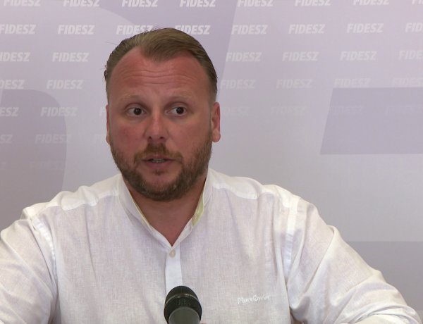 Tovább folytatja a törvénytelen plakátolást az ellenzék Nyíregyházán a Fidesz szerint