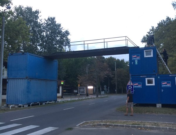 Híd épült a Sóstói úton - a Krúdy Vígadó előtt különleges építmény készült. 