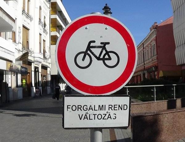 Tilos lesz kerékpárral behajtani a Kossuth térre a Tirpák Fesztivál ideje alatt!